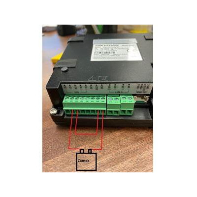 DS-KD8003Y-IME2/S - 1-tlačítkový modul 2-žilového interkomu s kamerou, nerez